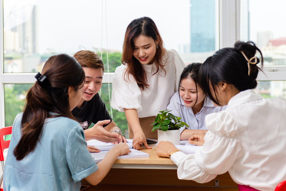 Ms Hoa Giao tiếp đội ngũ giáo viên giàu kinh nghiệm